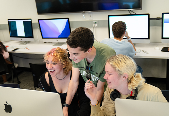 三名暑期预科学生围在一台电脑旁